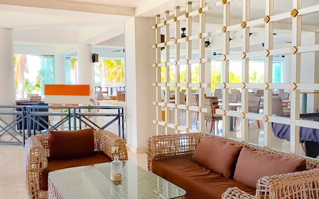 Photo by Lia Angg on Unsplash — representative image for Slim Picken's at Hilton Phoenix Resort at the Peak