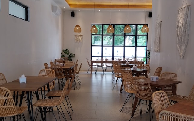 Photo by Edwin Petrus on Unsplash — representative image for Eye Burger