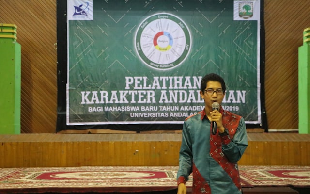 Photo by Herlambang Tinasih Gusti on Unsplash — representative image for Shark & Ray Presentation